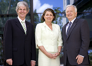 Photo of Professor John Hay, AC, Premier Anna Bligh and QBI Director Professor Perry Bartlett