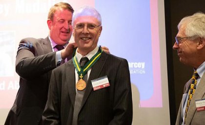 CSIRO’s Nigel Warren (left) presented Professor Abramson (centre) with the Pearcey Medal, as foundation chairman Wayne Fitzsimmons (right) looked on.