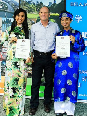 UQ Brisbane International Student Ambassador Quoc Duy Tran (right) with former Lord Mayor Campbell Newman