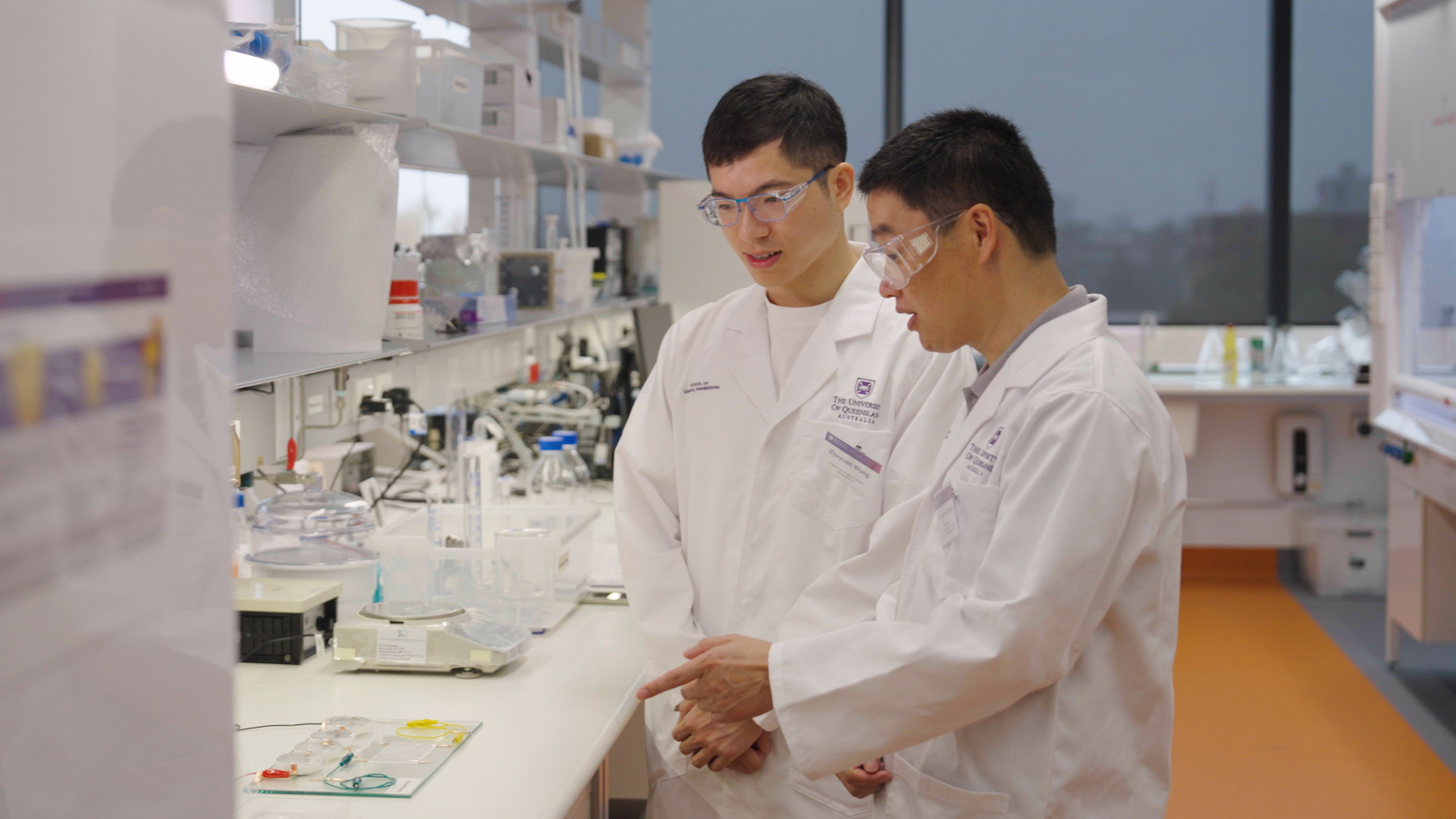 Dr Zhuyuan Wang and Professor Xiwang Zhang in the GETCO2 lab.